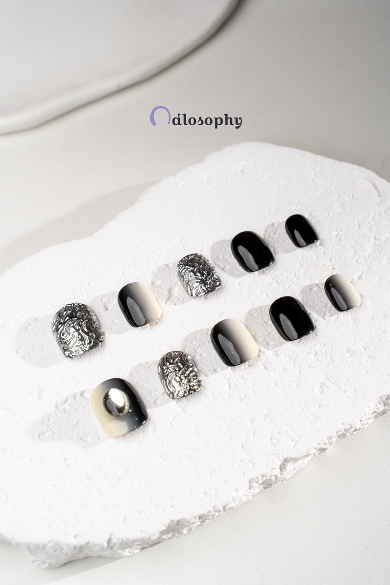 Nailosophy أظافر جل مضغوطة يدوية الصنع باللون الأسود المدخن مع فضة ملموسة | شكل مربع - Image 1